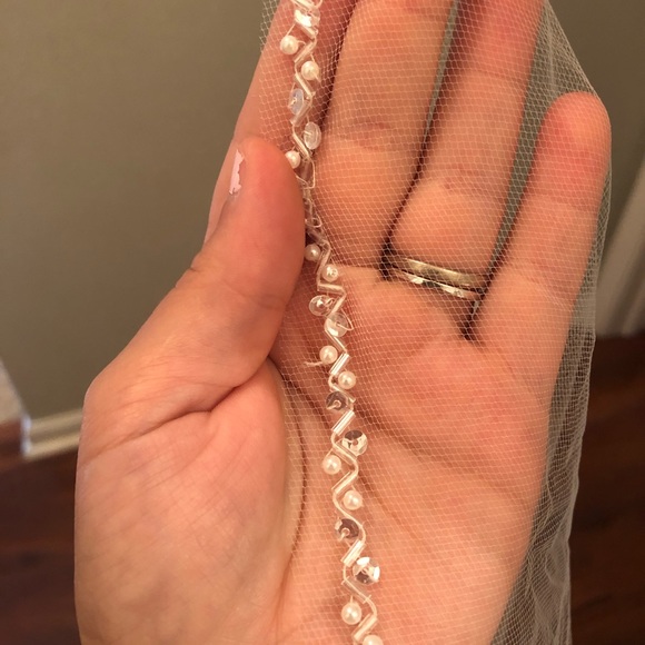 Beautiful David’s Bridal Veil - Picture 2 of 2